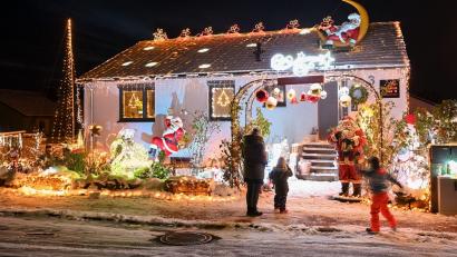 Symbolbild: Uwe Zucchi/dpa/dpa-tmn
Oberpfalz-Medien sucht Bilder von den schönsten Weihnachtsdekorationen unserer Leser.