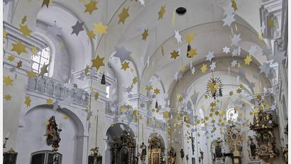 Bild: Karl Ziegler
Ein beeindruckender Sternenhimmel erwartete die Kirchenbesucher in der Adventzeit.