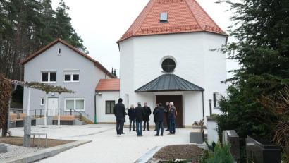 Bild: Hirsch
Die Sanierung und Neugestaltung der Trauerhalle und des Vorplatzes auf dem Wackersdorfer Friedhof sind abgeschlossen. Die Gemeinde investierte dafür eine knappe Million Euro.