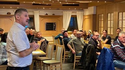 Bild: glb
Bürgermeister Reiner Pickel stellte beim Sternwirt in Högen die aktuellen Zahlen der Gemeinde Weigendorf vor.