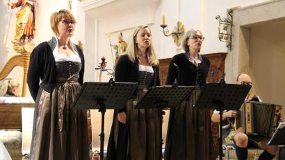Bild: prh
Der "TriAngel Frauendreigesang" aus Waldthurn stellte eine absolut musikalische Bereicherung des Adventssingens dar.