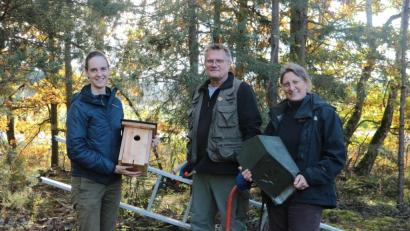 Bild: Eva Sonnleitner/exb
Eva Sonnleitner, Rolf Dorn und Silke Lohr (von links) sind im Wald unterwegs, um Nistkästen anzubringen.