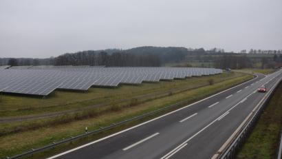Bild: fz
Links neben der Autobahn hinter den bereits verbauten PV-Modulen werden weitere im Solarpark Haidmühle errichtet.
