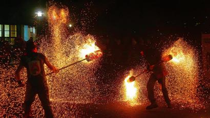 Bild: bsc
Nicht nur Glühwein und Getränke sorgten bei der dritten Friedenfelser Dorfweihnacht für heiße Momente. Die Friedenfelser Gruppe „Drachenherz“ verzauberte mit Flammen und Funkenregen.