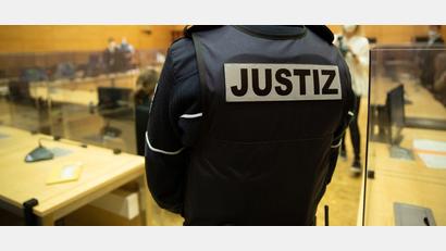 Symbolbild: Friso Gentsch/dpa
Ein Mann aus dem Landkreis Schwandorf hatte in der Nacht zum 16. März 2024 eine Diskothek unweit der Stadt Sulzbach-Rosenberg besucht und dort einen anderen Gast geschlagen. Jetzt war er deswegen vor Gericht.
