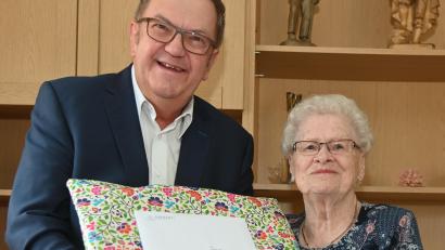 Bild: gf
Bürgermeister Martin Preuß gratuliert Christel Greß zum 90. Geburtstag und überreicht eine flauschige Kuscheldecke