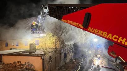 Bild: Feuerwehr Auerbach
Die Feuerwehren bekämpfen den Brand in einem Einfamilienhaus in Altzirkendorf. Im Einsatz war auch die Drehleiter der Auerbacher Wehr.
