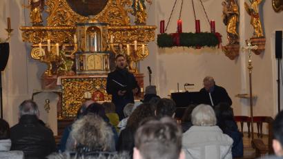 Bild: dob
Vor den glitzernden Akanthusaltären der Waldauer Benefiziumskirche St. Johannes Nepomuk beschenkte Tenor Christoph Baierl mit seinem Pianisten Hans Joachim Grajer die Zuhörer mit vorweihnachtlichen musikalischen Akzenten.