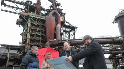 Bild: Wolfgang Steinbacher
Liegenschaftsverwalter Bernhard Dobler, Kathrin Schmidt von der Sparkasse, Christian A. Schnell als künstlerischer Leiter des Landestheaters Oberpfalz und Bürgermeister Stefan Frank (von links) freuen sich auf das Stück „Die letzte Schicht“, das ab Ende Mai 2025 auf der Hochofen-Plaza aufgeführt wird.