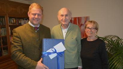Bild: jr
Stefan Zeitler (Mitte) feierte am Freitag seinen 85. Geburtstag, dazu gratulierten Lebensgefährtin Rita Forte und Bürgermeister Stefan Grillmeier.