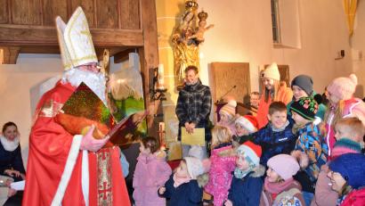 Bild: hdk
Zum ersten Mal kam der Nikolaus in die Kürmreuther Kirche zum Adventskonzert.
