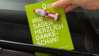 Bild: Julia Rösch/ ZV KVS Oberpfalz
Vorbildliche Parker werden belohnt: Diese finden kurz vor Weihnachten eine Dankeskarte mit Schokoladen-Weihnachtsmann an ihrem Scheibenwischer.