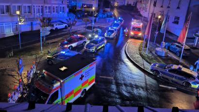 Bild: Daniel Cavrag/exb
Mehrere Streifen der Polizei und das BRK mussten am Samstagabend in Ebnath zu einer Massenschlägerei ausrücken.