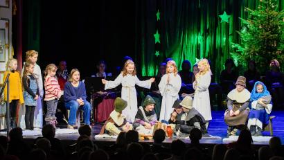 Bild: Petra Hartl
"Af Weihnachtn zou”: Die Hirtenkinder der Freudenberger Bauernbühne begeisterten beim Krippenspiel im Zuge des 44. Amberger Adventssingen im Stadttheater Amberg