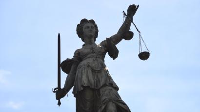 Symbolbild: Arne Dedert
Ein brutaler Angriff in einer Obdachlosenunterkunft in Amberg hat harte Folgen für den Täter.