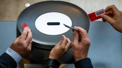 Symbolbild: Michael Kappeler/dpa
Abgeordnete werfen im Bundestag ihre Stimmkarte ein.