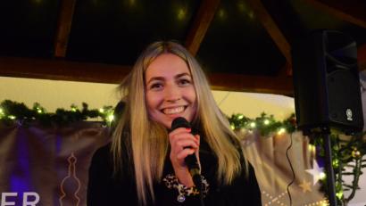 Bild: Kunz
Anna Schön singt Weihnachtslieder auf dem Weidener Christkindlmarkt.