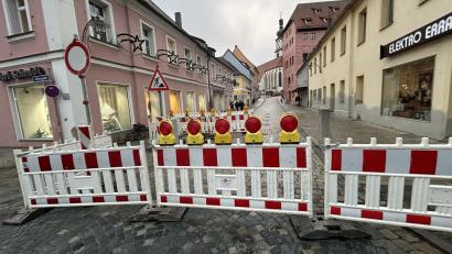 Bild: Andreas Royer
Die Reparatur eines Wasserrohrbruchs verursacht in Sulzbach-Rosenberg eine mehrtägige Sperrung der Rosenberger Straße.