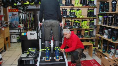 Bild: gsp
Christoph Raumberger (rechts) passt einem Kunden einen Skischuh an. Im Internet ist das so nicht möglich.
