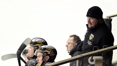 Bild: Hubert Ziegler
Deprimiert an der Bande: Bernhard Keil (rechts), der Trainer ERSC Amberg, hat mit seinem Team ein sportlich schlimmes Wochenende hinter sich.