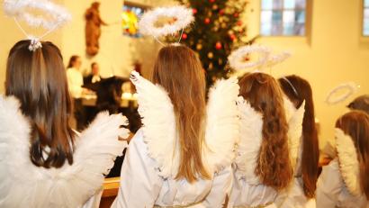 Bild: war
Ob die Engel aus der Etzenrichter Nikolauskirche auch bei der Dorfweihnacht am kommenden Samstag dabei sein werden, entscheidet wohl das Wetter.