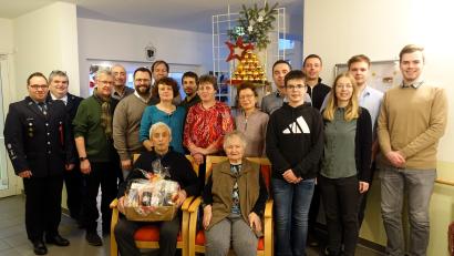 Bild: Michaela Staufer/exb
Wilhelm Staufer (vorne, zusammen mit Ehefrau Rita) feierte im Kreis seiner Kinder und Enkel mit den Gratulanten der Feuerwehr Falkenberg, dem Fuchsmühler Bürgermeister Wolfgang Braun und dem Falkenberger Bürgermeister Matthias Grundler.