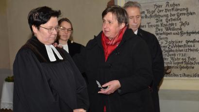 Bild: dob
Vertrauensfrau Claudia Reinl bekräftigte die Zusammenarbeit mit der neuen Vohenstraußer Pfarrerin Gudrun Mirlein.