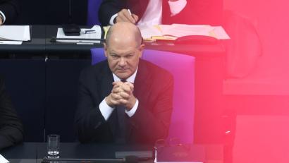 Bild: Christoph Soeder/dpa
Bundeskanzler Olaf Scholz stellt im Bundestag die Vertrauensfrage.