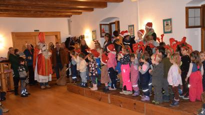 Bild: bö
Wegen des schlechten Wetters beschenkt der Hohenburger Nikolaus im Bürgersaal des Rathauses die Kindergartenkinder aus Hohenburg und Mendorferbuch.