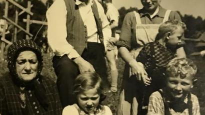 Bild: mma
Josef Moosburger mit seiner Familie, er ist der Bub ganz rechts.