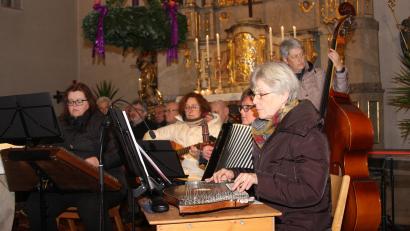 Bild: wro
Der Stiftländer Heimatverein hatte als Veranstalter auch die Hutzamusi in die Kirche entsandt.
