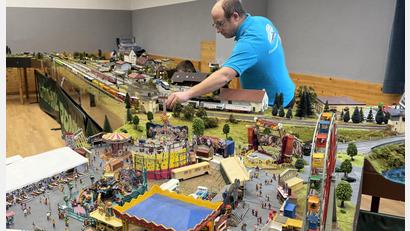Bild: mgo
Die riesige digitale Modellbahnanlage im Maßstab HO nimmt fast den ganzen Raum der Manteler TSG-Turnhalle in Anspruch.