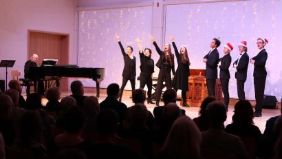 Bild: cog
Beim Musical-Ensemble wird "Jingle Bells" eine vergnügte, rasante Schlittenfahrt.