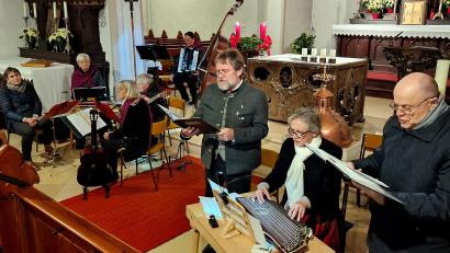 Bild: R. Kreuzer
Heiteres und Besinnliches brachten die beiden Gruppen in der Kirche St. Marien zu Gehör. Rechts "Sie und de Zwoa".
