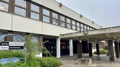 Bild: Gabi Schönberger
2021 hat der Stadtrat den Neubau der Sophie- und Hans-Scholl-Realschule beschlossen. Seit August 2024 wird nun ein Investor gesucht. Frühestens 2026 könnte dieser den Auftrag erhalten.
