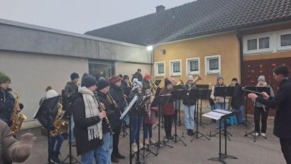 Bild: sak
Das Jugendorchester der Werkvolkkapelle unter der Leitung von Lukas Schöpf eröffnet den Adventsmarkt in Schlicht.