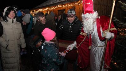 Bild: pi
Sankt Nikolaus hat für die Kinder süße Leckereien dabei.