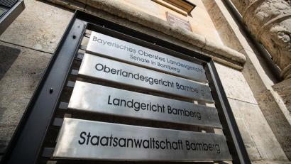 Bild: Daniel Karmann/dpa
Der Säugling zeigt aufgrund der mutmaßlichen Misshandlungen laut Anklage eine Entwicklungsverzögerung und könnte dauerhafte Schäden mit sich tragen. (Archivbild)