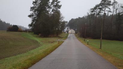 Bild: gru
Der Straßenabschnitt nach und in Ratzenhof wird im Jahr 2025 saniert und erweitert.
