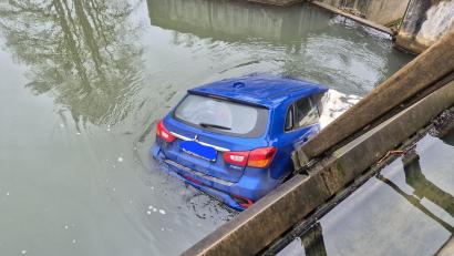 Bild: PI Burglengenfeld/exb
Ein Mitsubishi treibt in der Vils bei Dietldorf.