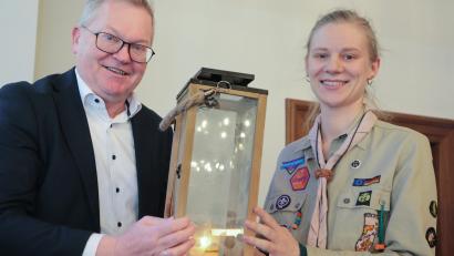 Bild: Wolfgang Steinbacher
Die Pfadfinderin und Hebamme Eva Kronfeld überreichte in diesem Jahr das Friedenslicht aus Bethlehem an Oberbürgermeister Michael Cerny.