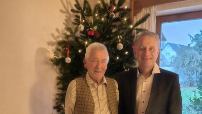 Bild: Martina Reindl
Bürgermeister Hermann Böhm (rechts) dankt Hermann Kederer bei seinem Gratulationsbesuch für dessen jahrzehntelanges Engagement zum Wohle der Gemeinde.