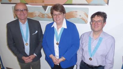 Bild: Birgitta Pittner, VG Neunburg/exb
Maximilian Beer (Markt Schwarzhofen), Anita Forster (Gemeinde Dieterskirchen) und Markus Dauch (Markt Neukirchen-Balbini) (von links) tragen gerne bei geeigneten Anlässen ihre historischen Bürgermeistermedaillen, die auf der Vorderseite das Wappen und den Namen der Gemeinde ziert und auf der Rückseite das Staatswappen des Freistaates Bayern.