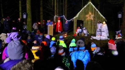 Bild: oe
Groß ist die Schar der Besucher, die an der Viehberger Waldweihnacht teilnehmen will.