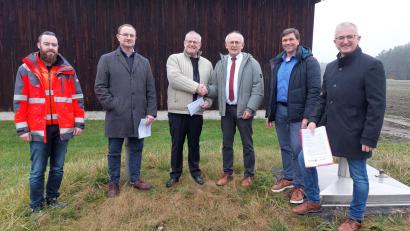 Bild: Michael Weiß/VG Wackersdorf-Steinberg am See
Vertreter der städtischen Wasser- und Fernwärmeversorgung Schwandorf sowie der Kommunen Schwandorf und Steinberg am See besiegelten den neuen Trinkwasserverbund.