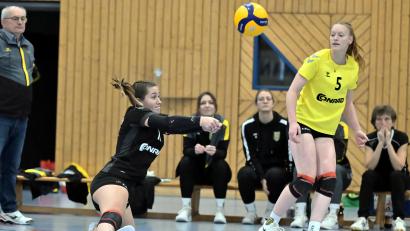 Bild: Hubert Ziegler
Schöne Abwehraktion von Marie Heidlinger (links) vom SV Hahnbach, beobachtet von Lisa Kölbel (rechts). Hahnbach verlor gegen Erfurt mit 0:3.