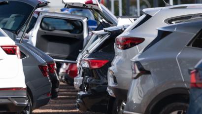 Symbolbild: Sebastian Kahnert/dpa
Wann und wie lange dürfen Fahrer von E-Autos in Weiden kostenlos parken? Ab Januar droht in Weiden ein kleines Park-Chaos.