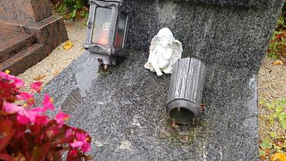 Archivbild: Peter Nickl
Auf dem Friedhof in Wiesau hatten es Diebe auf Grabschmuck abgesehen - waren dann aber ohne Beute geflüchtet und hinterließen etliche Gräber beschädigt.