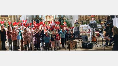 Bild: mas
Ansteckend und erfrischend präsentierten sich die über 30 Buben und Mädchen am Sonntagnachmittag bei der gelungenen Mut-Veranstaltung in der vollbesetzten Felixkirche. Das erfrischende Programm hatte das Gesangsduo "Marina und Magdalena" (rechts) mit den Kids & Friends einstudiert.