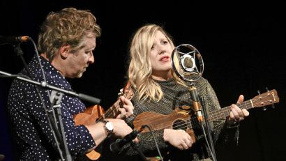 Bild: Andrea Herdegen
Claudia Koreck, begleitet von ihrem Ehemann Gunnar Graewert, baute am Samstagabend in der ausverkauften Marktredwitzer Stadthalle gekonnt weihnachtliche Stimmung auf.